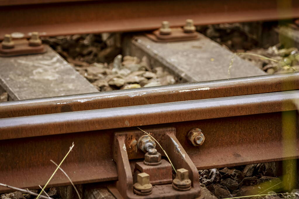 Lege goederentrein rijdt over beschadigd spoor Ponlijn