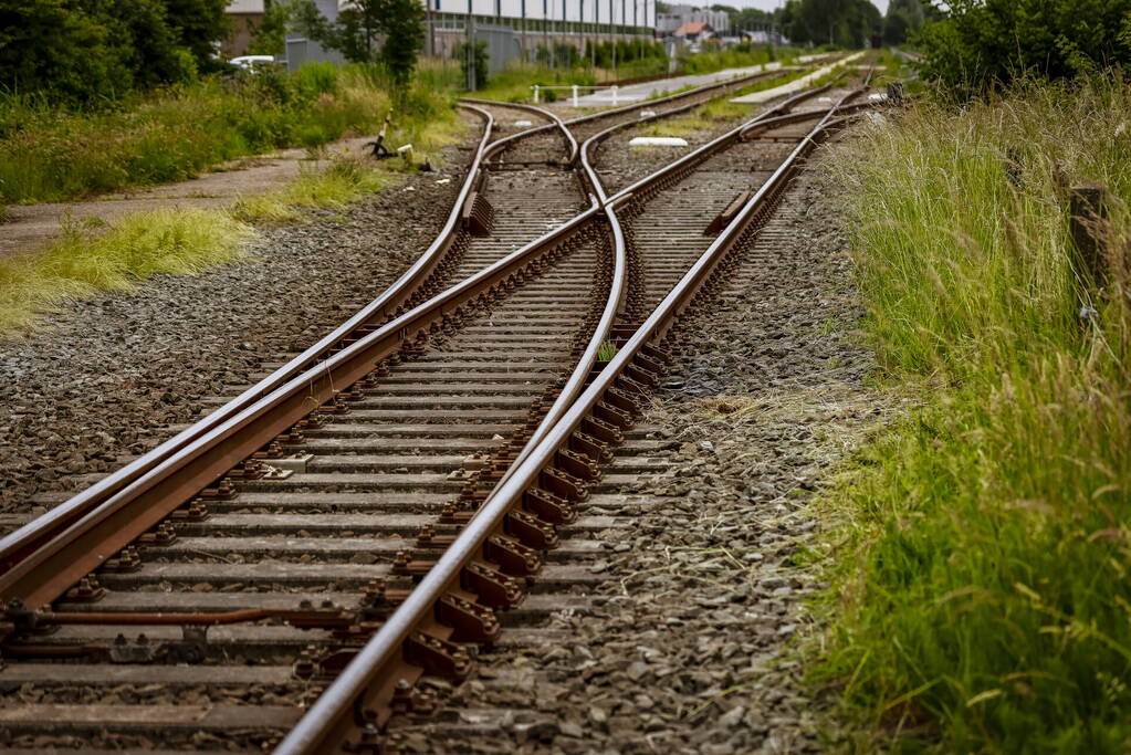 Lege goederentrein rijdt over beschadigd spoor Ponlijn