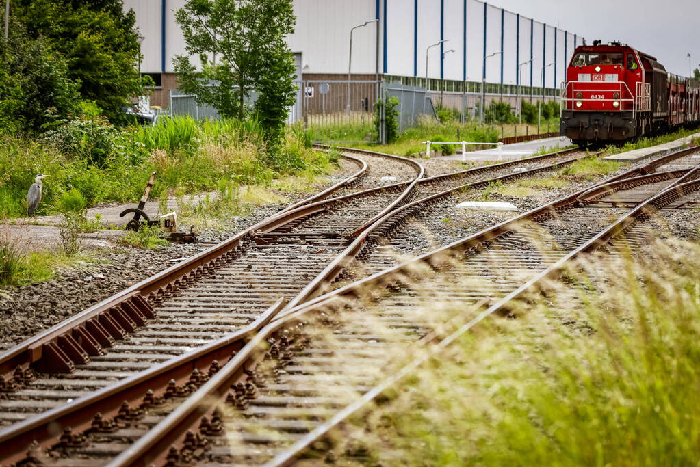 Lege goederentrein rijdt over beschadigd spoor Ponlijn