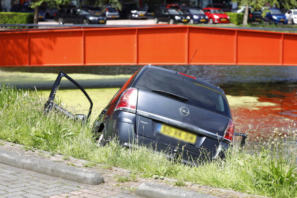 Geparkeerde auto belandt half in het water