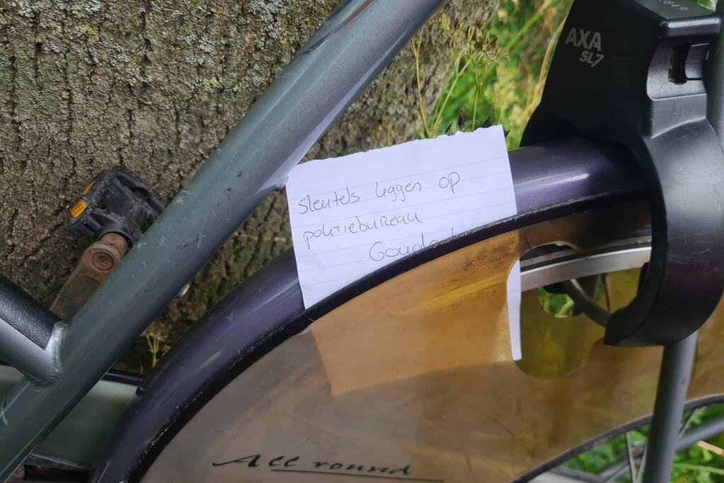 Zoekactie na gevonden fiets aan waterkant