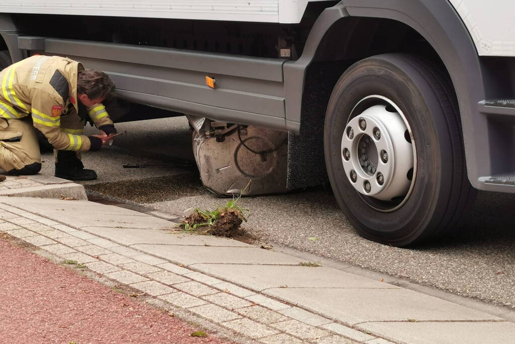 Tank vrachtwagen laat los tijdens het rijden