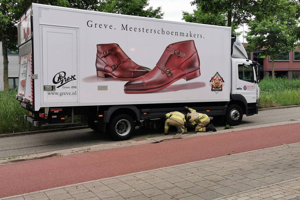 Tank vrachtwagen laat los tijdens het rijden