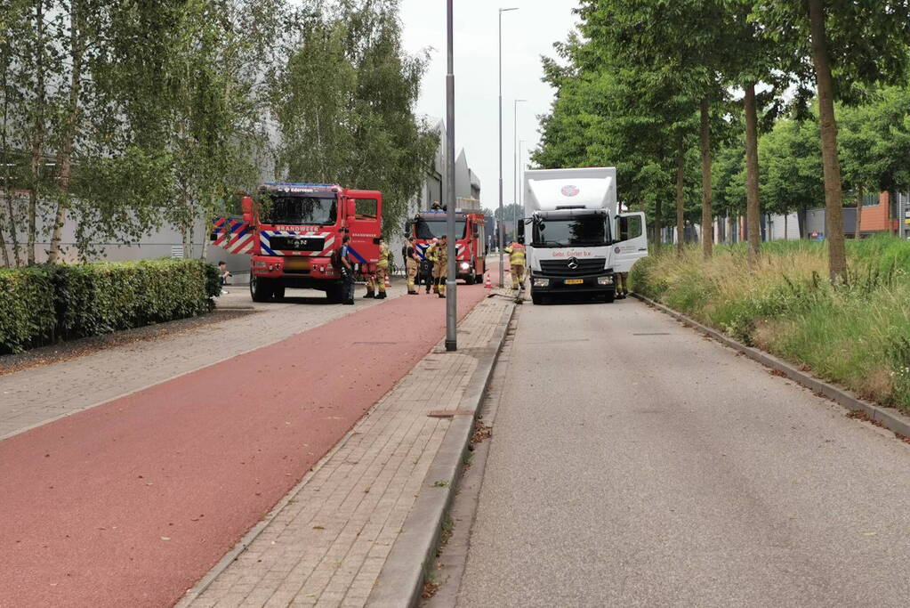 Tank vrachtwagen laat los tijdens het rijden
