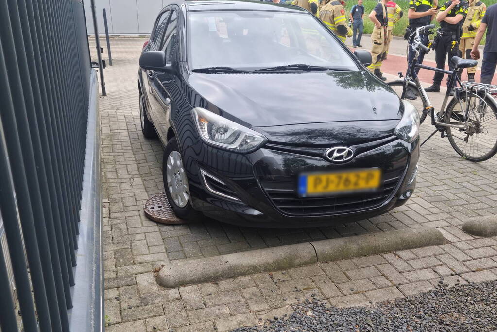 Tank vrachtwagen laat los tijdens het rijden