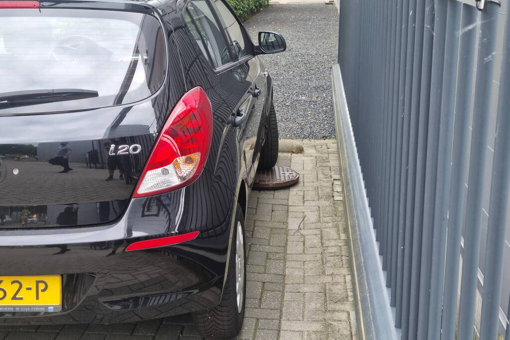 Tank vrachtwagen laat los tijdens het rijden