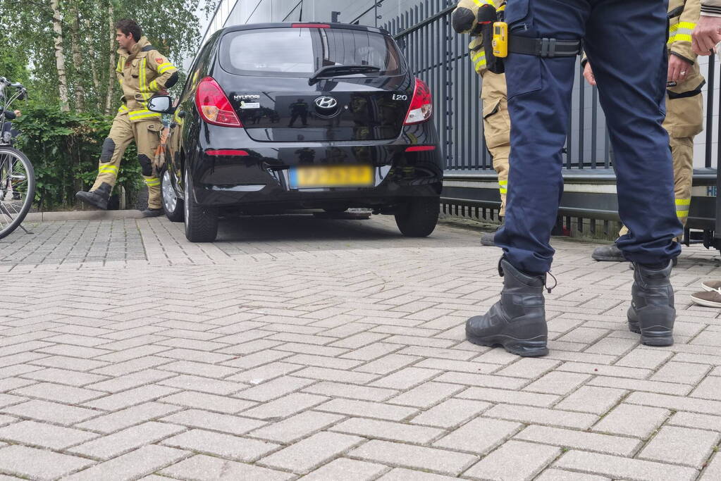 Tank vrachtwagen laat los tijdens het rijden
