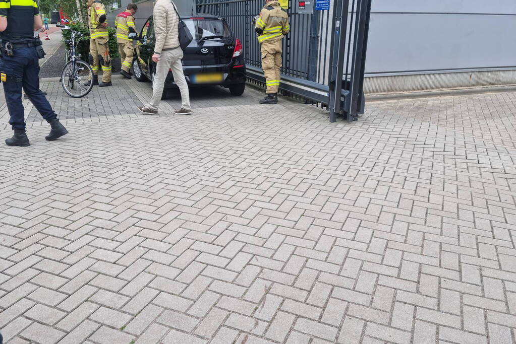 Tank vrachtwagen laat los tijdens het rijden