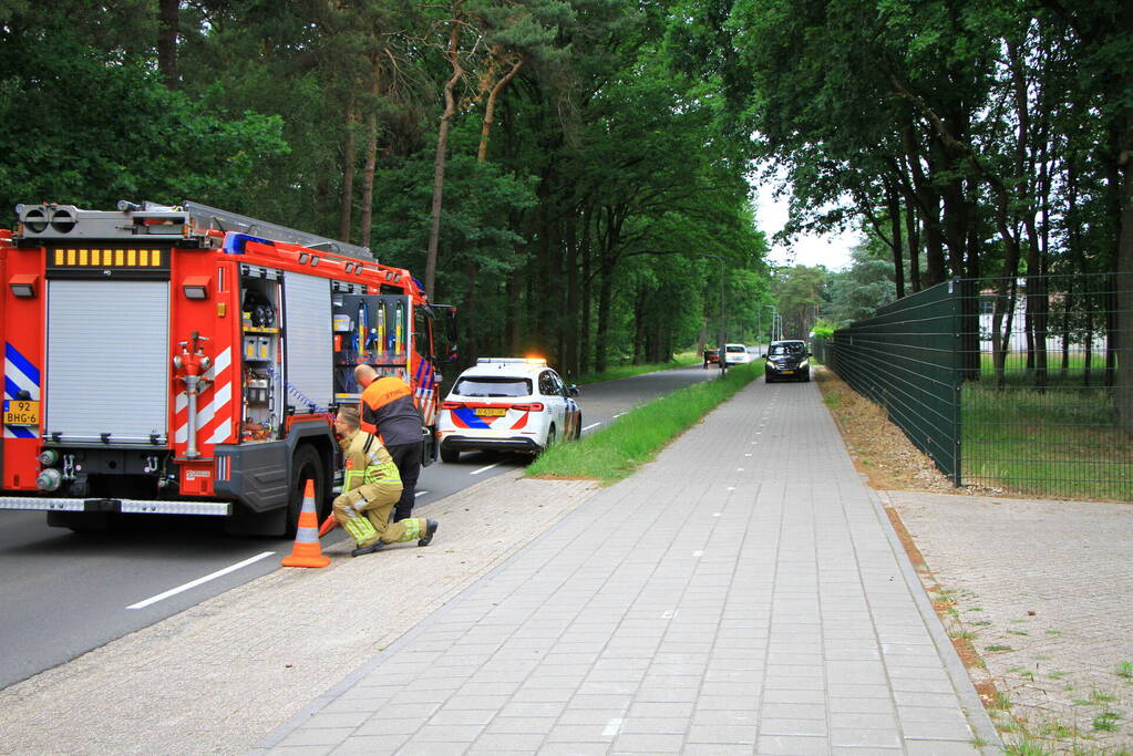 Omgevallen boom blokkeert rijbaan