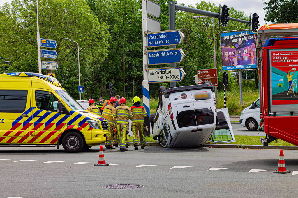 Bestelbus op zijn kop na ongeval op kruising