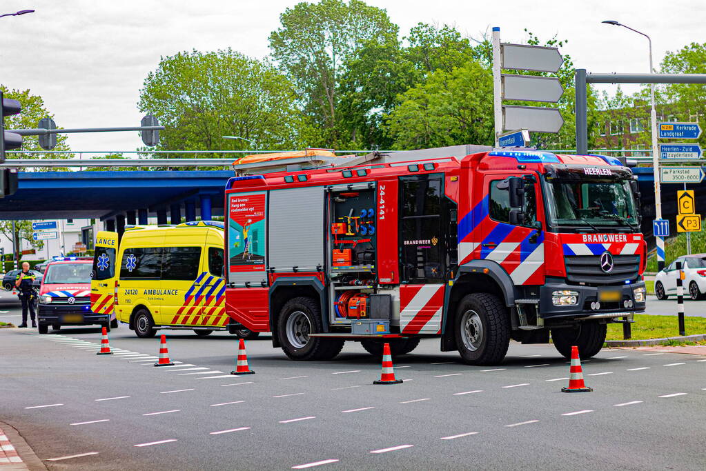Bestelbus op zijn kop na ongeval op kruising