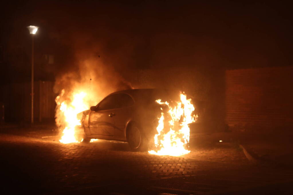 Geparkeerde auto gaat in vlammen op