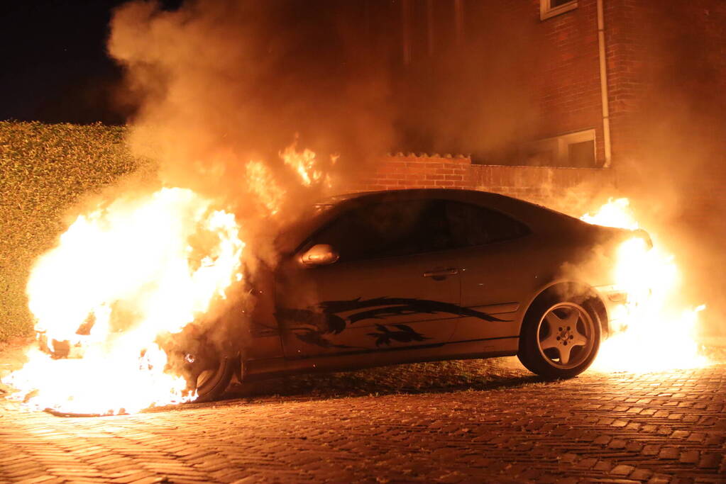 Geparkeerde auto gaat in vlammen op