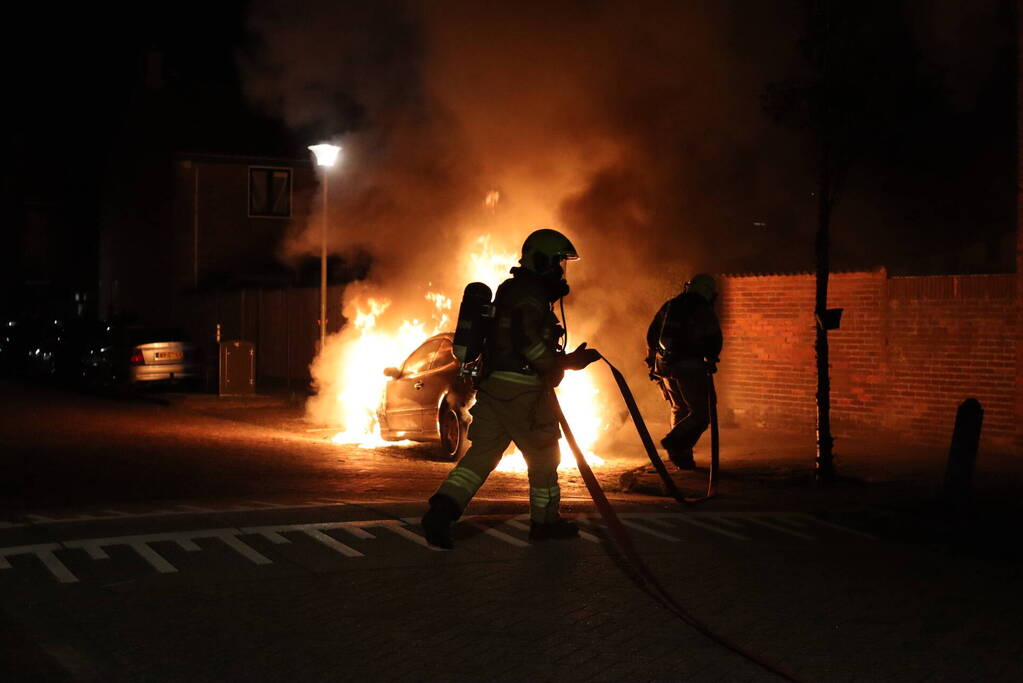 Geparkeerde auto gaat in vlammen op