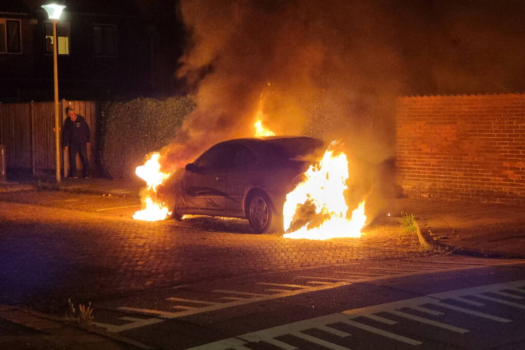 Geparkeerde auto gaat in vlammen op