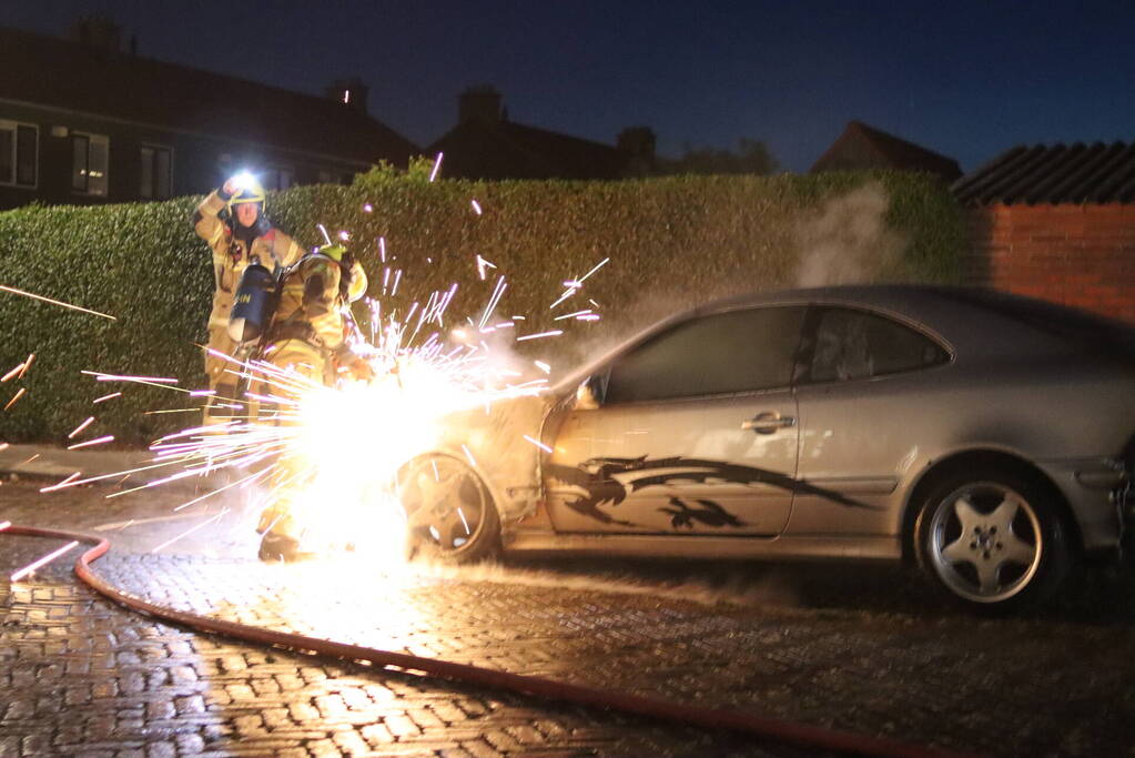 Geparkeerde auto gaat in vlammen op