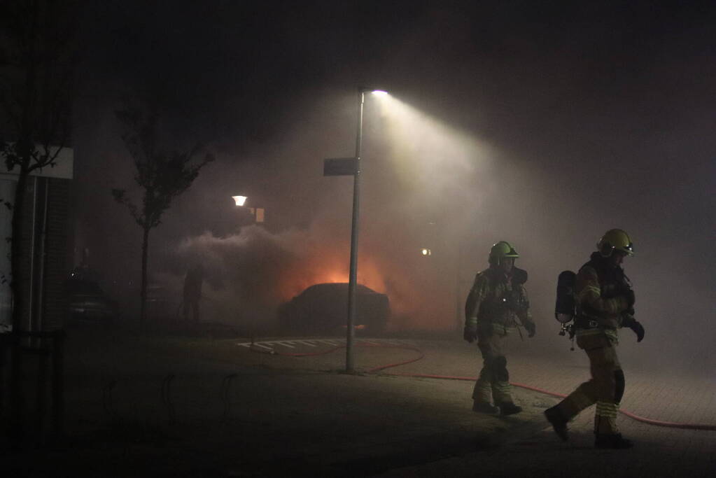 Geparkeerde auto gaat in vlammen op