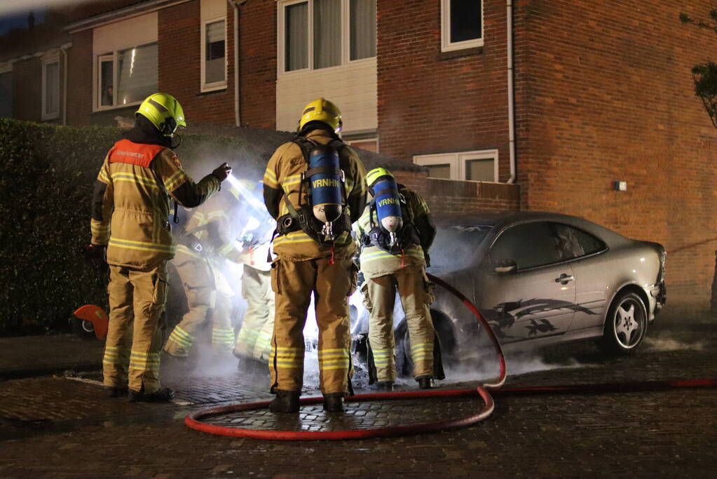 Geparkeerde auto gaat in vlammen op