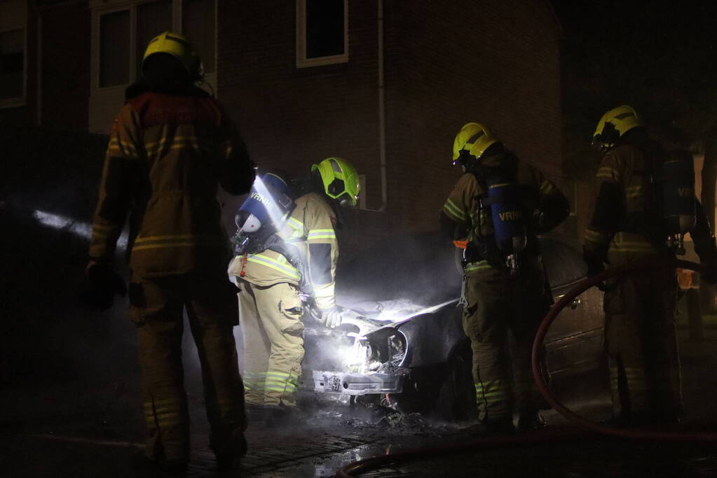 Geparkeerde auto gaat in vlammen op
