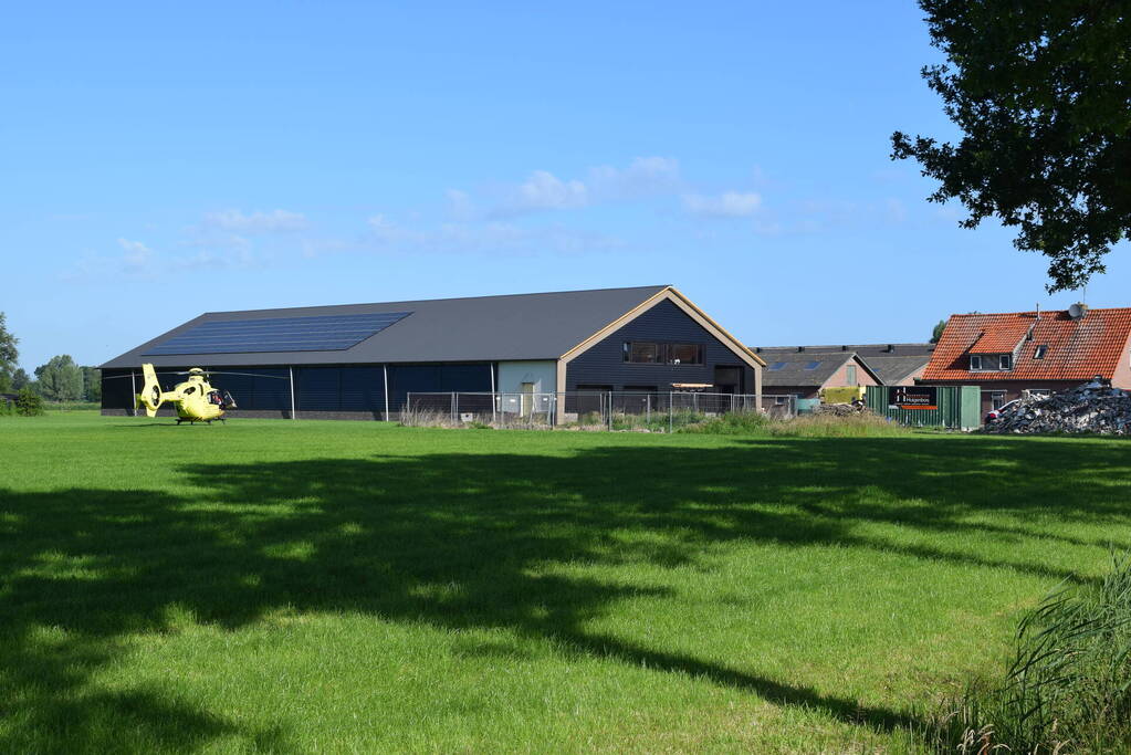 Persoon ernstig gewond na val van dak