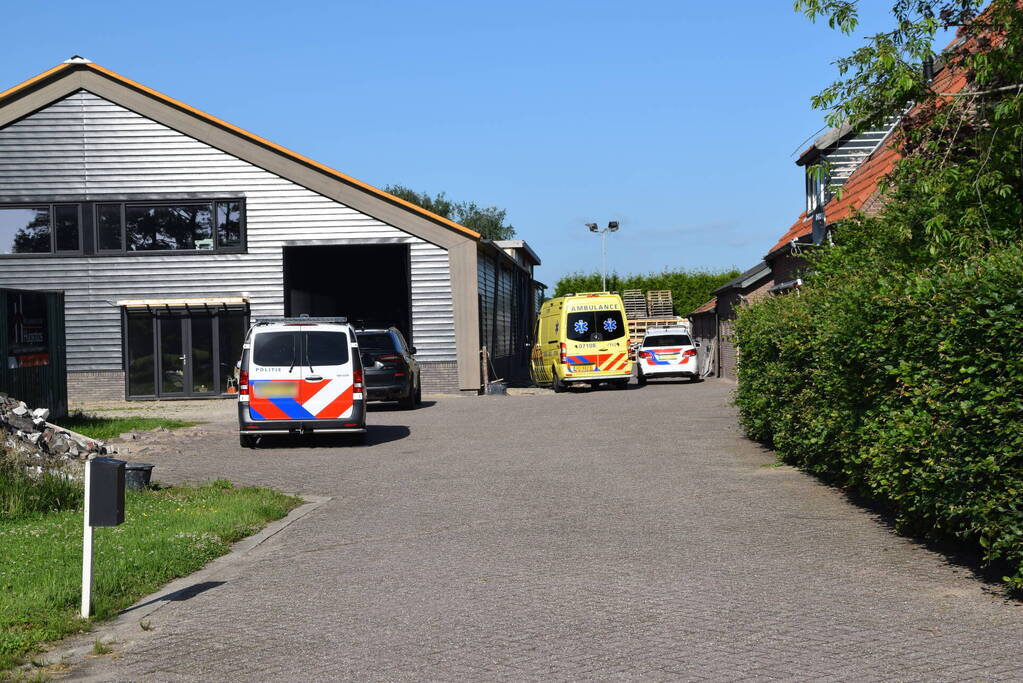 Persoon ernstig gewond na val van dak