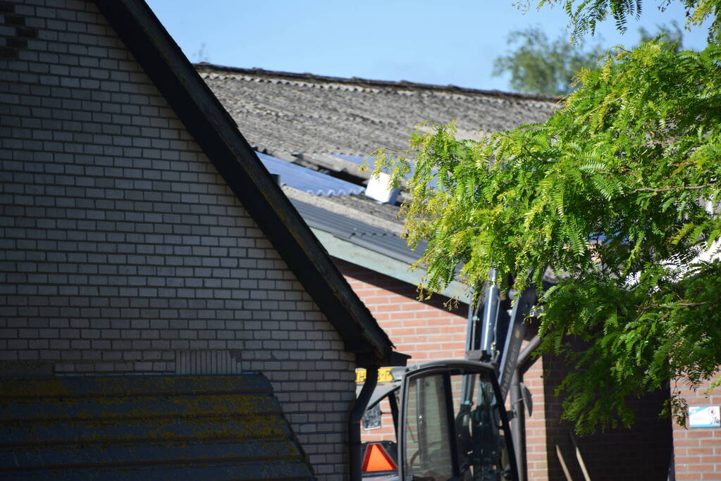 Persoon ernstig gewond na val van dak