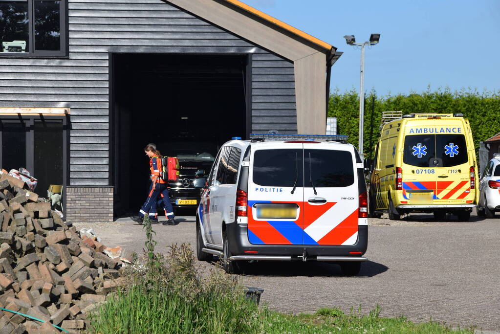 Persoon ernstig gewond na val van dak