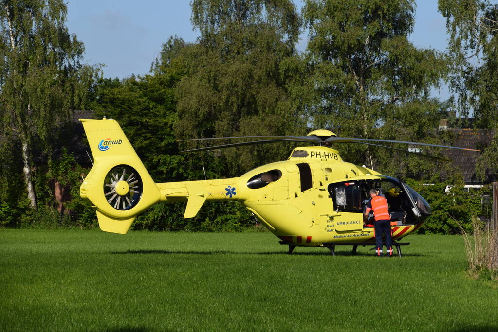 Persoon ernstig gewond na val van dak
