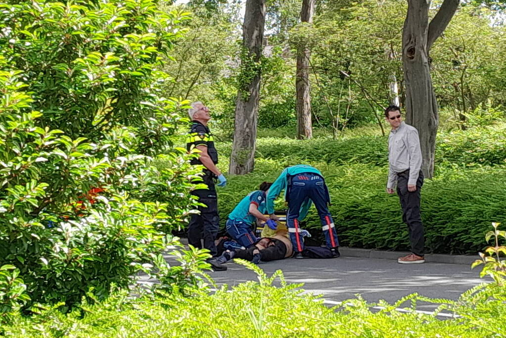Motorrijder slaat over de kop