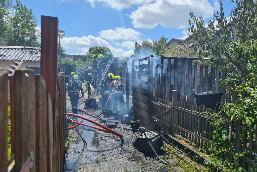Schuur en schuttingen verwoest vanwege brand