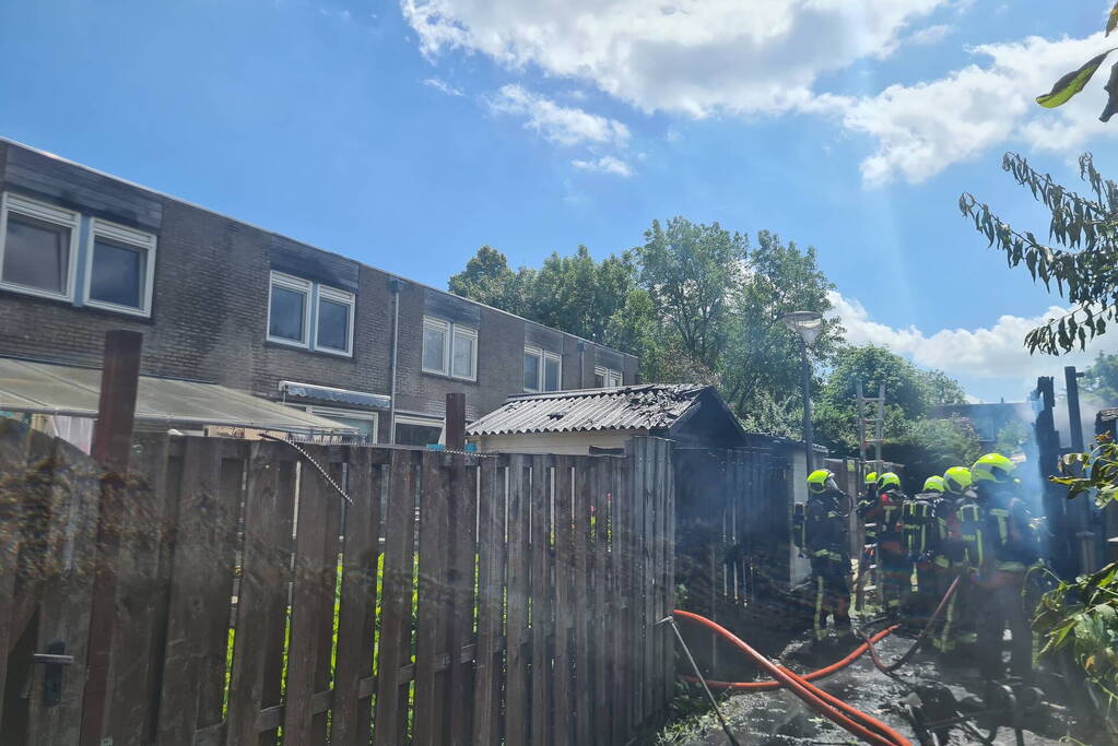 Schuur en schuttingen verwoest vanwege brand