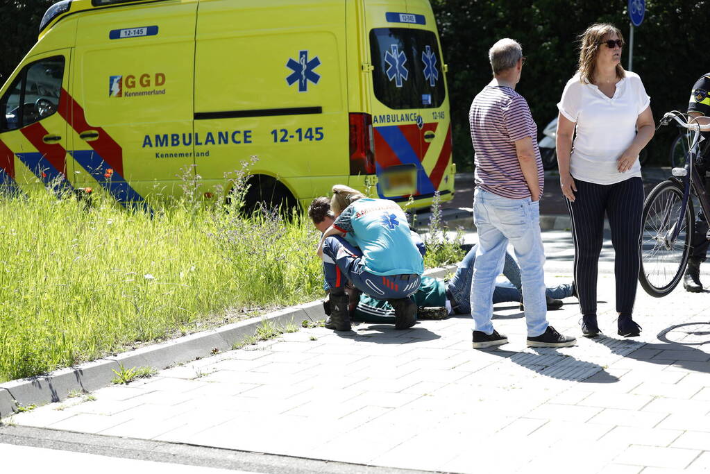 Auto en fietser botsen op rotonde