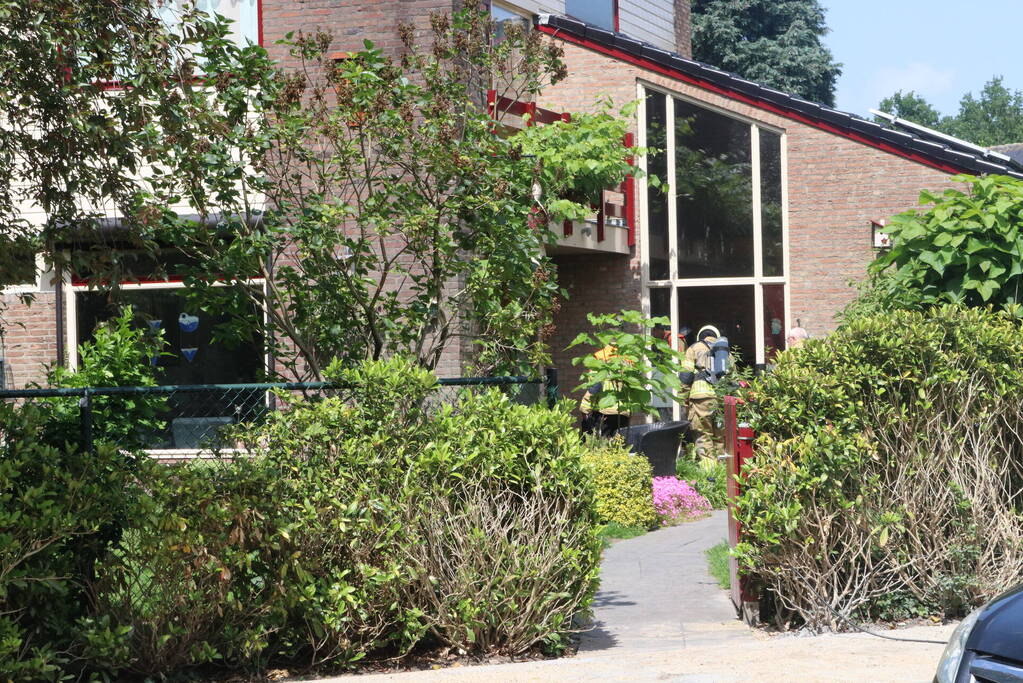 Brandweer doet onderzoek naar gaslucht in woning