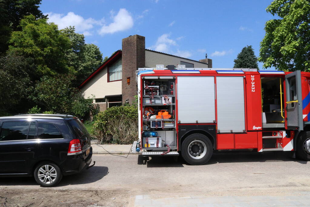 Brandweer doet onderzoek naar gaslucht in woning