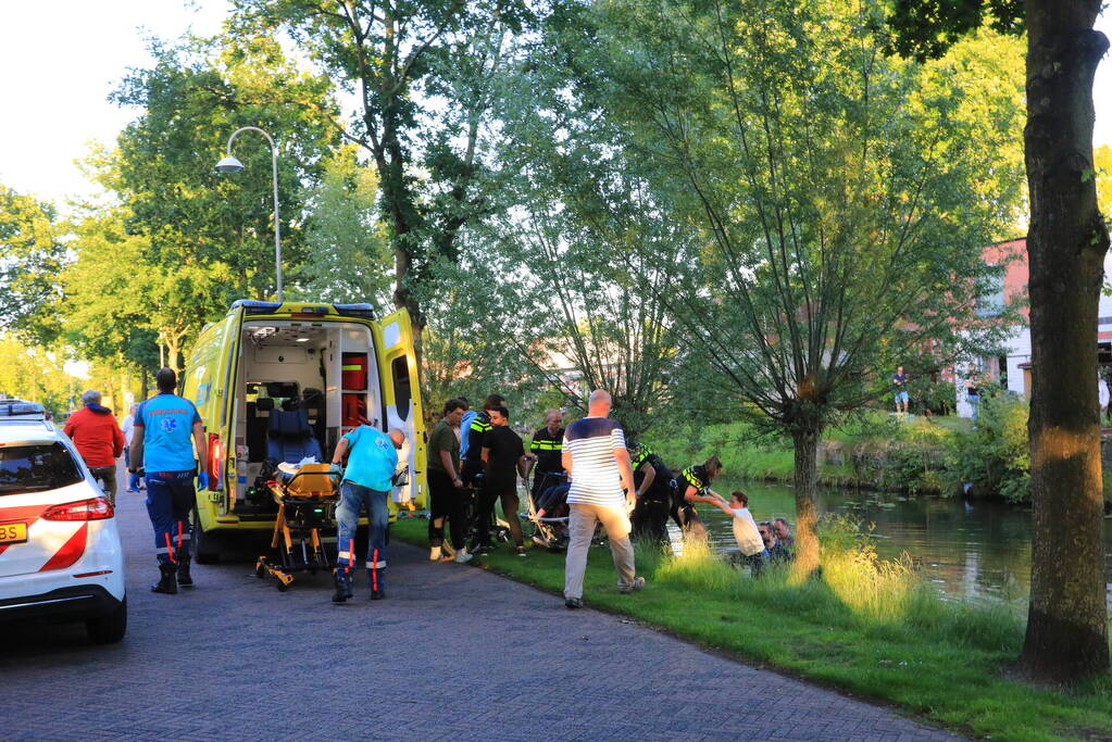 Personen op rolstoelfiets raken te water