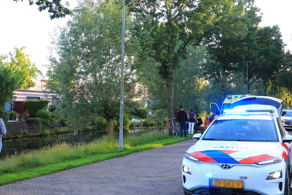 Personen op rolstoelfiets raken te water