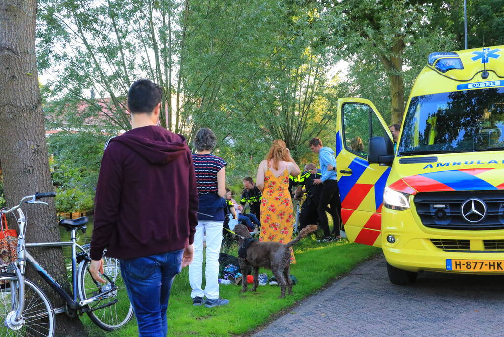 Personen op rolstoelfiets raken te water