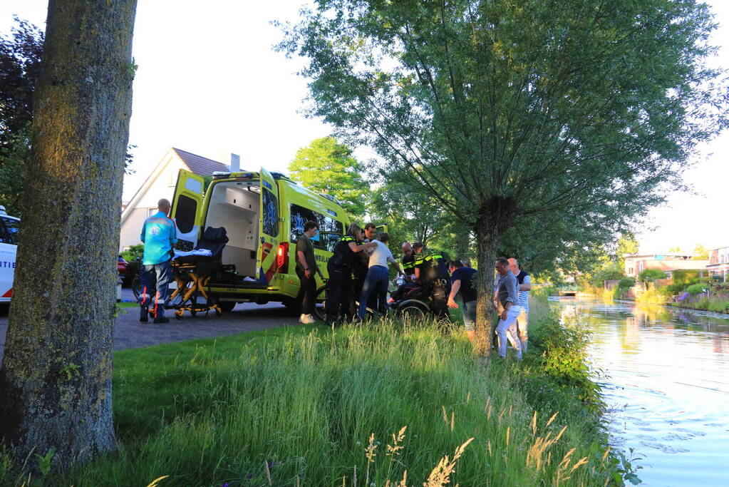 Personen op rolstoelfiets raken te water