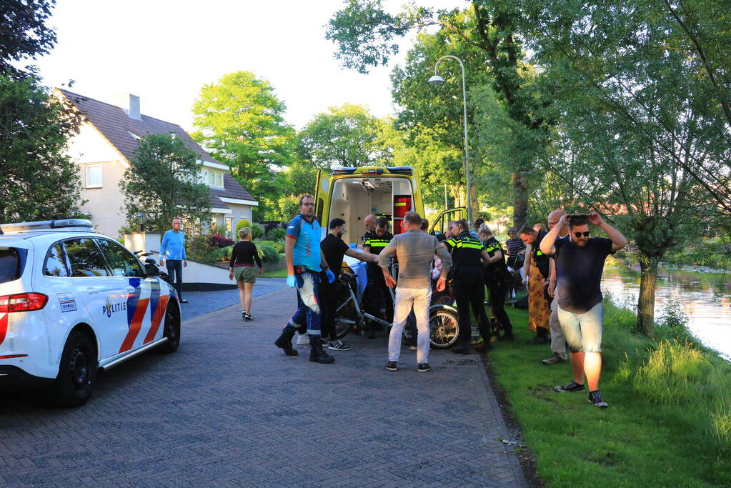 Personen op rolstoelfiets raken te water