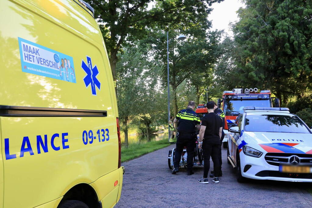 Personen op rolstoelfiets raken te water