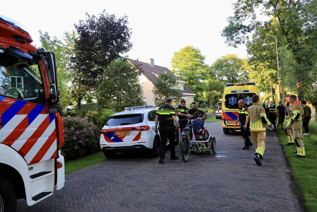 Personen op rolstoelfiets raken te water