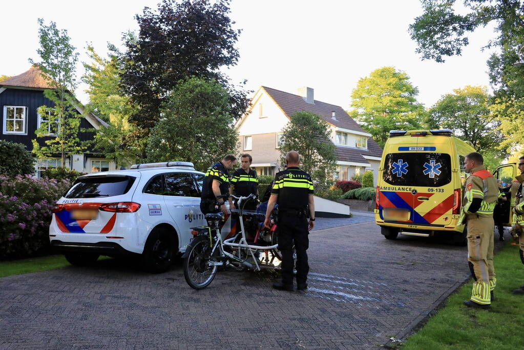 Personen op rolstoelfiets raken te water