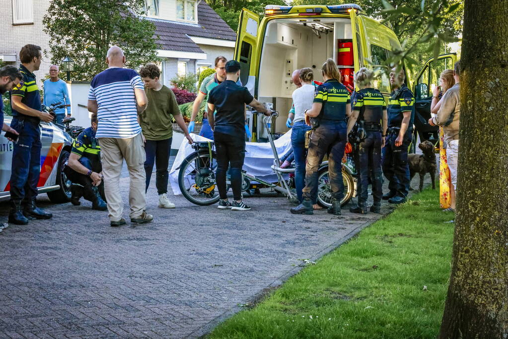 Personen op rolstoelfiets raken te water
