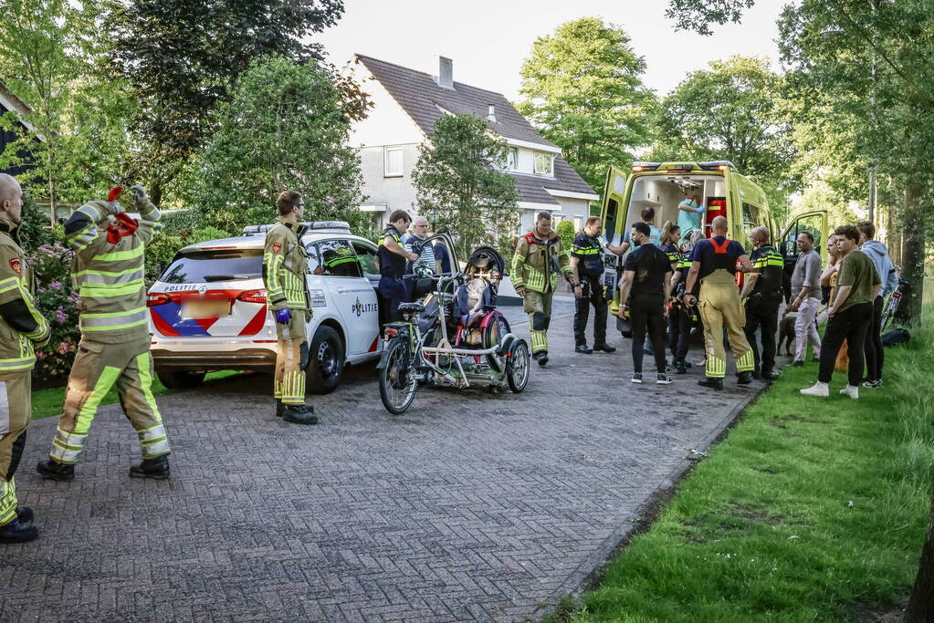 Personen op rolstoelfiets raken te water