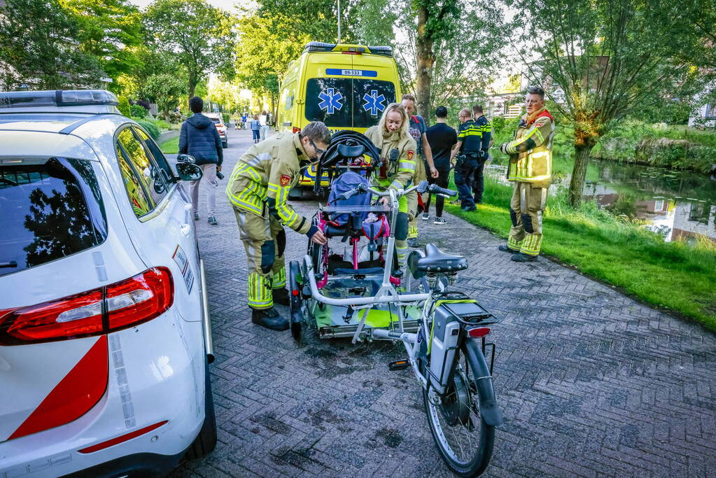 Personen op rolstoelfiets raken te water