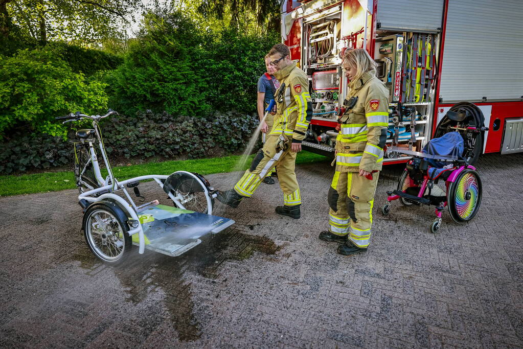 Personen op rolstoelfiets raken te water