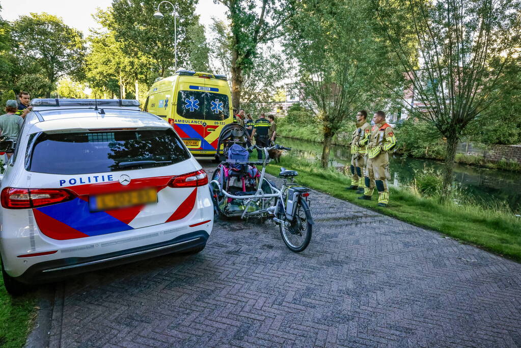 Personen op rolstoelfiets raken te water