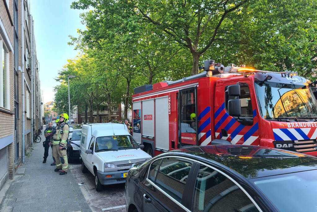 Papier in kelder van appartementencomplex in brand