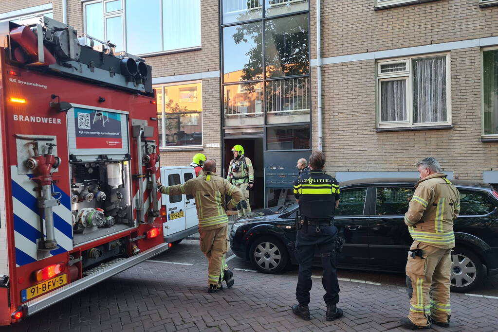 Papier in kelder van appartementencomplex in brand