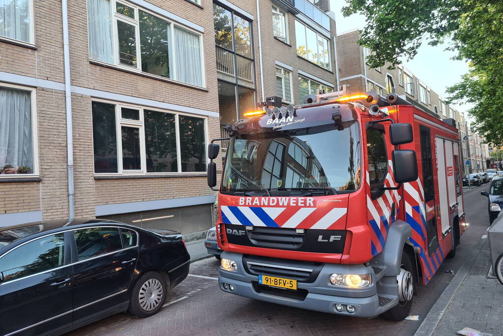 Papier in kelder van appartementencomplex in brand
